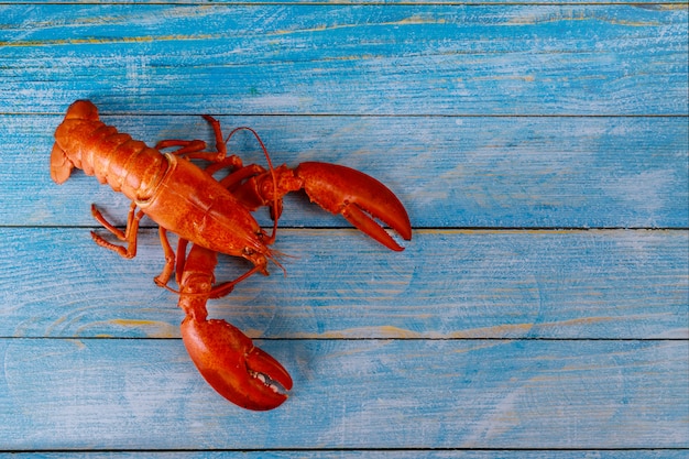 Homard cuit avec dîner sur fond de bois