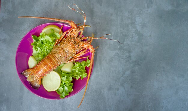 Homard cuit à la vapeur sur plaque