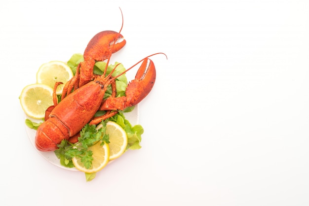 Homard Fraîchement Bouilli Avec Légumes Et Citron