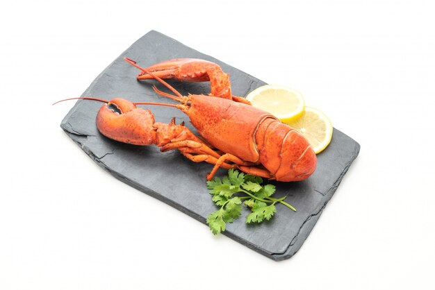 Homard fraîchement bouilli sur plaque d'ardoise