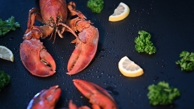 Homard rouge au citron et persil