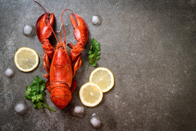 homard rouge avec glace et citron