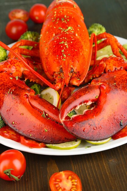 Homard rouge sur plateau sur table agrandi