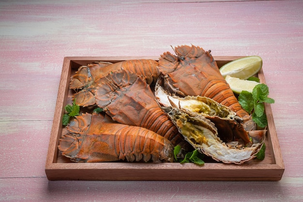 Homard à tête plate ou crevettes Mantis sur une assiette en bois prête à manger un plat de fruits de mer