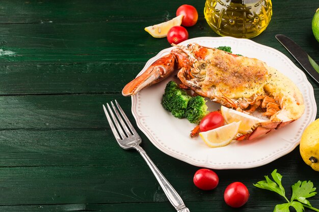 Homard Thermidor Homard grillé farci à la crème et au fromage servi avec du citron