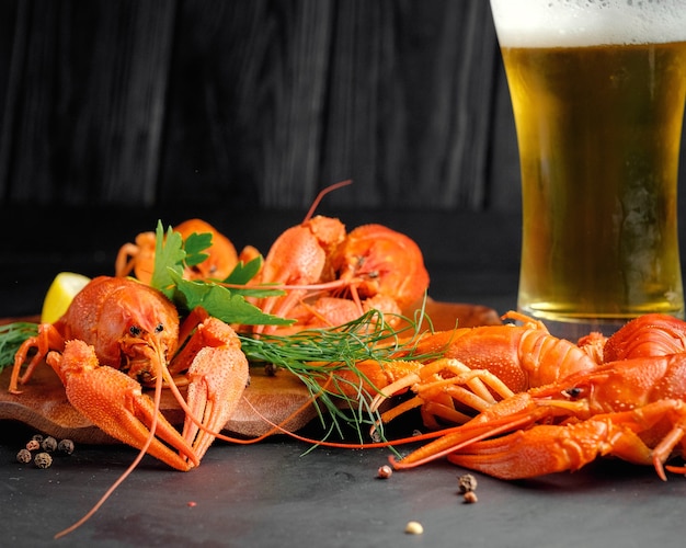 Homards à la bière citron lime et poivre sec sur fond noir