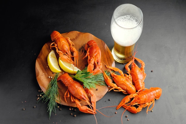 Homards à la bière citron vert et poivre sec sur fond noir vue de dessus