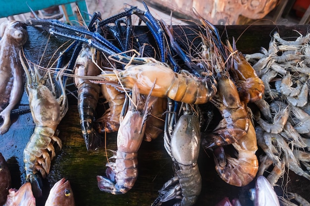 Homards frais sur le comptoir d'une poissonnerie Vue de dessus