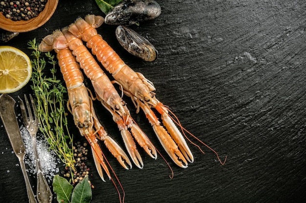 Des homards servis sur une pierre noire