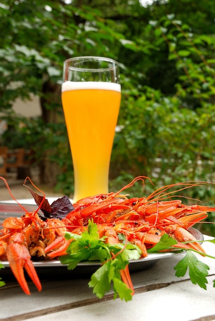 Homards et verre de bière au café de la ville en plein air