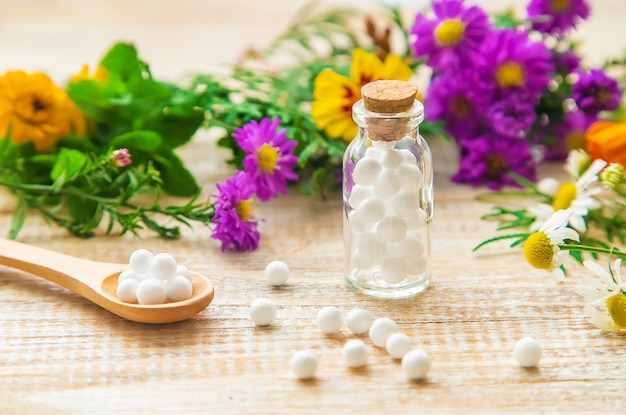 Homéopathie, extraits de plantes dans de petites bouteilles.