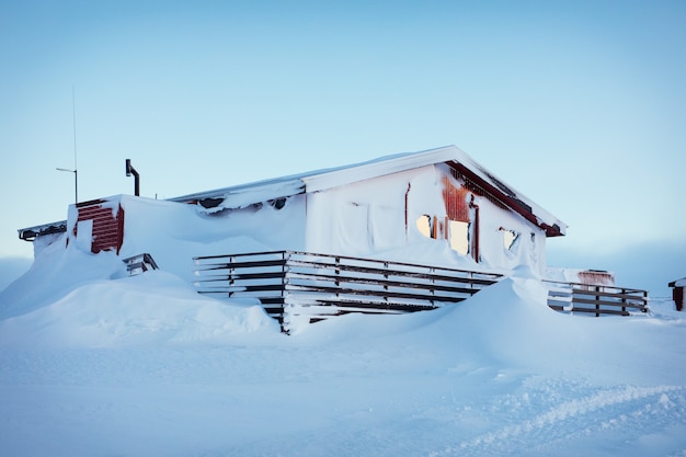 Homestead couvert de neige après une forte tempête hivernale en Islande