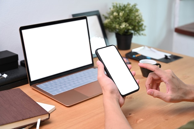 Homme abattu à l'aide d'un téléphone intelligent au bureau.