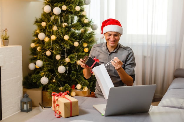 Homme achetant des cadeaux de Noël en ligne