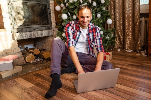 Homme achetant des cadeaux de Noël en ligne