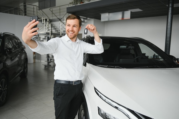 Homme achetant une voiture dans une salle d&#39;exposition