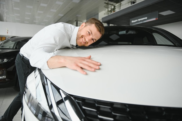 Homme achetant une voiture dans une salle d&#39;exposition