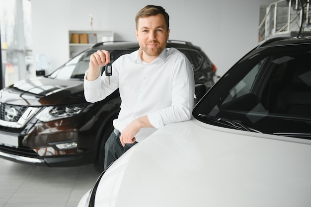 Homme achetant une voiture dans une salle d&#39;exposition