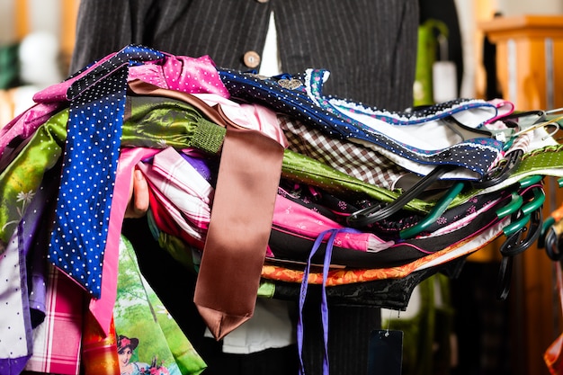 Homme achète Tracht ou dirndl dans un magasin