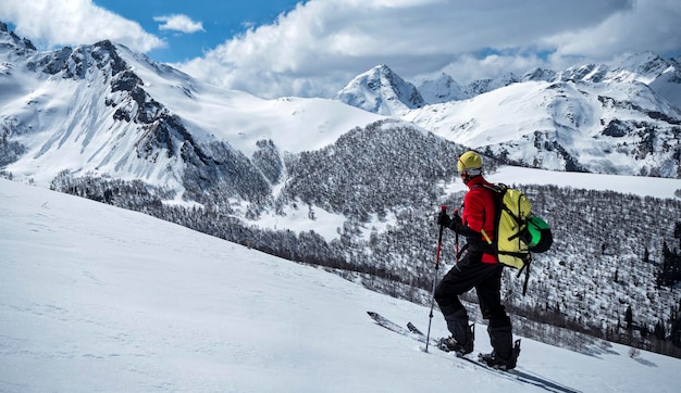 Homme actif ski de randonnée et escalade au fond des montagnes d'hiver