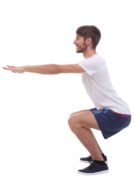 Un homme actif sur toute la longueur effectue des squats avec les bras tendus isolés sur fond blanc