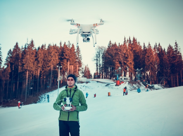 Homme actionnant un drone