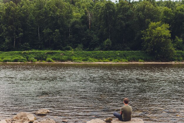 Homme admirant la vue sur le lac et la nature