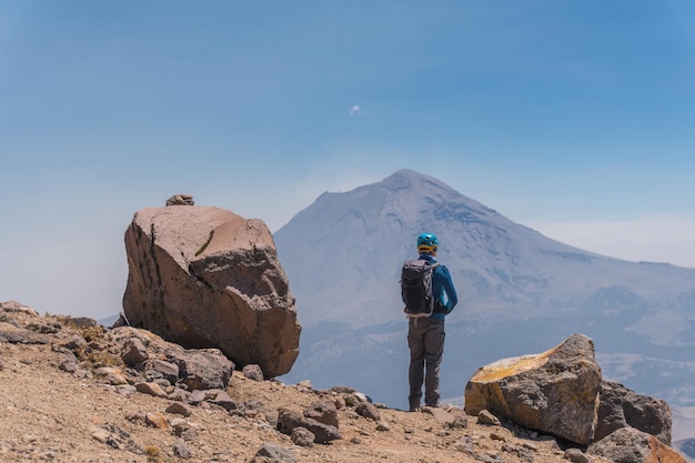 Homme admirant la vue sur le volcan Popocaepetl