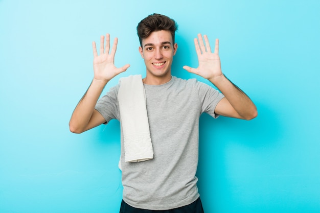 Homme d'adolescent jeune fitness montrant numéro dix avec les mains.