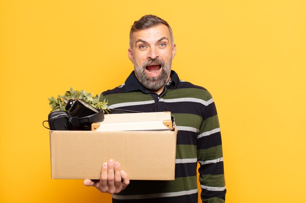 Homme adulte ayant l'air heureux et agréablement surpris, excité par une expression fascinée et choquée