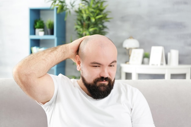 Homme adulte chauve à la maison