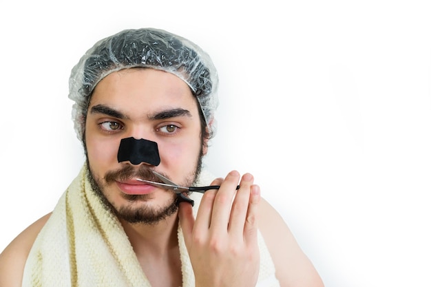 Homme adulte coupant sa propre barbe et moustache avec des ciseaux et un peigne Nettoyage de la peau