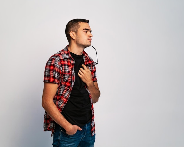 Homme adulte dans une chemise décontractée à lunettes avec bord noir Homme pose sur fond blanc Gros plan