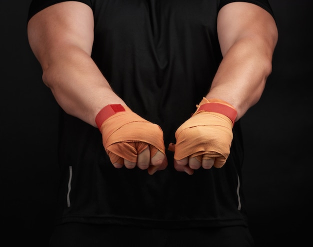 Homme adulte dans un corps uniforme et musclé noir est debout dans une position sportive