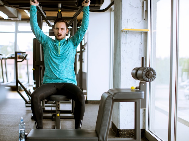 Homme adulte dans la salle de sport