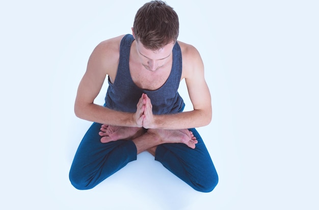 Homme adulte faisant des exercices de yoga sur fond blanc