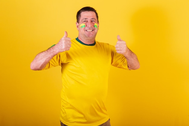 Homme adulte fan de football brésilien comme signe avec les mains approbation affirmative