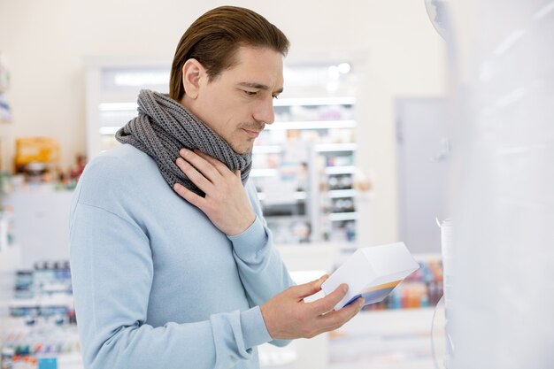 Homme adulte avec un foulard dans une pharmacie