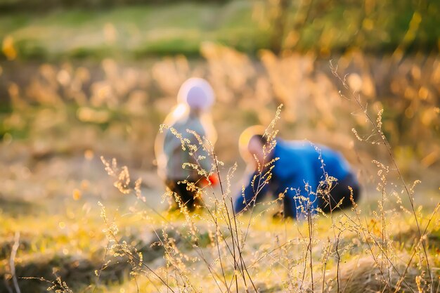 Homme adulte jouant avec un enfant à l'extérieur par une chaude journée de printemps