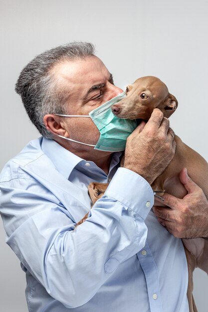 Homme adulte avec masque de protection contre le coronavirus