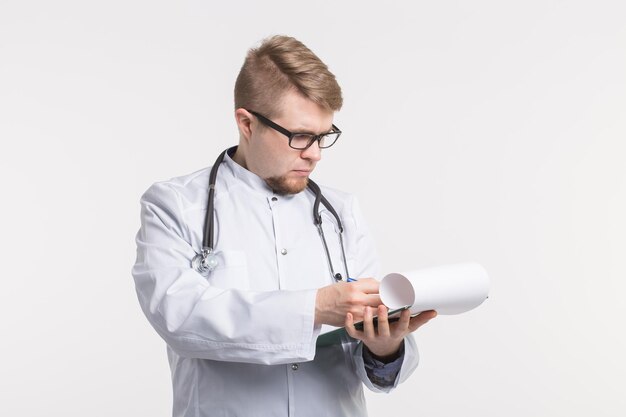 Homme adulte moyen portant des lunettes alors qu'il se tient contre un fond blanc