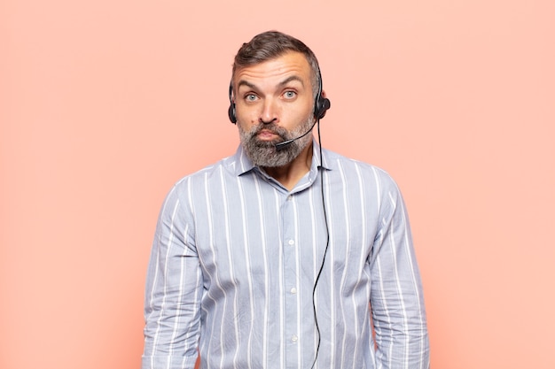 Homme adulte se sentant triste et stressé, bouleversé à cause d'une mauvaise surprise, avec un regard négatif et anxieux