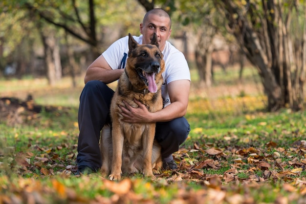 Homme adulte avec son chien