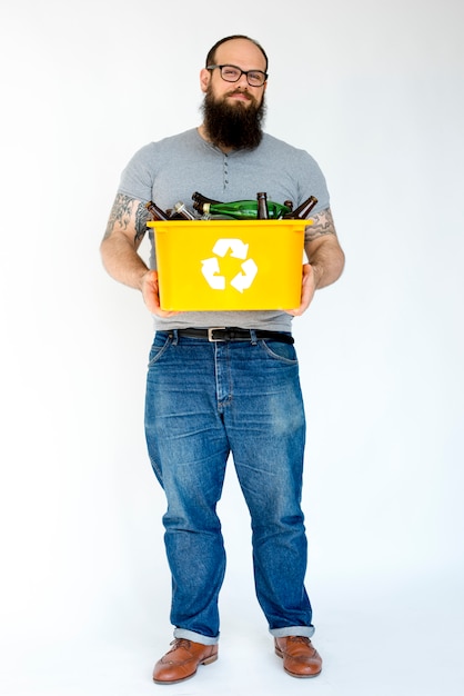 Homme adulte tenant des bouteilles en verre séparées recyclables