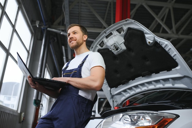 Homme adulte en uniforme travaille dans le salon de l'automobile