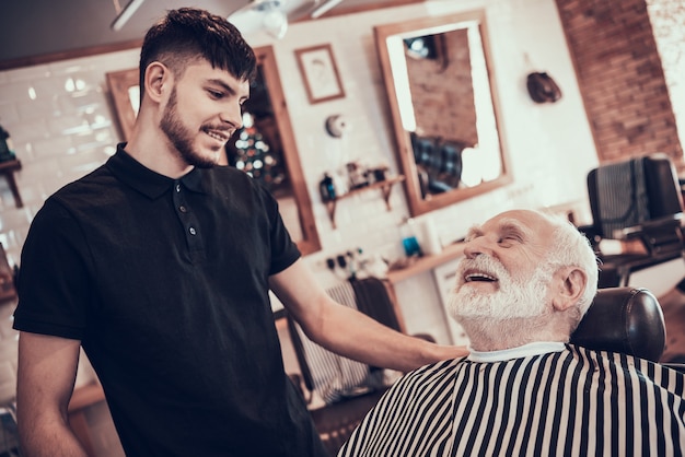 Homme adulte venu chez un jeune coiffeur pour une coupe de cheveux de style