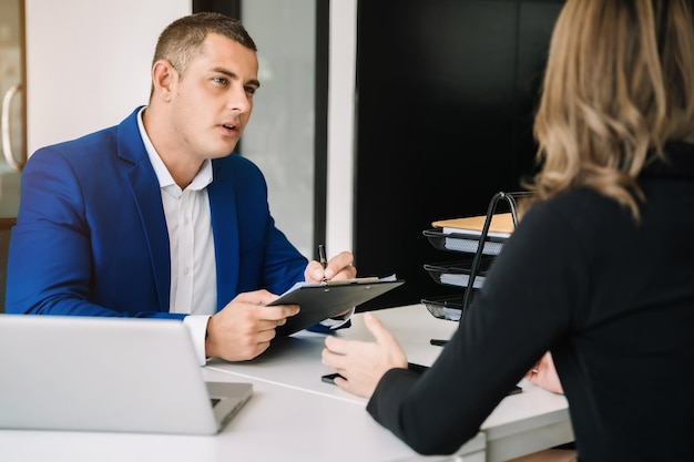 Homme d'affaires administrateur audit financier et secrétaire faisant des rapports calculant le solde Service d'audit des revenus dans le concept d'audit