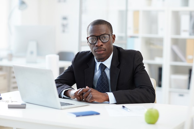 Homme d'affaires africain au bureau