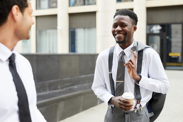 Homme d'affaires africain parlant au collègue