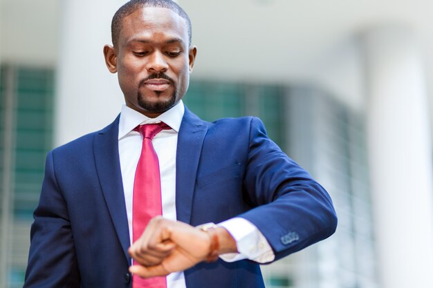 Homme d&#39;affaires africain en plein air dans un cadre moderne